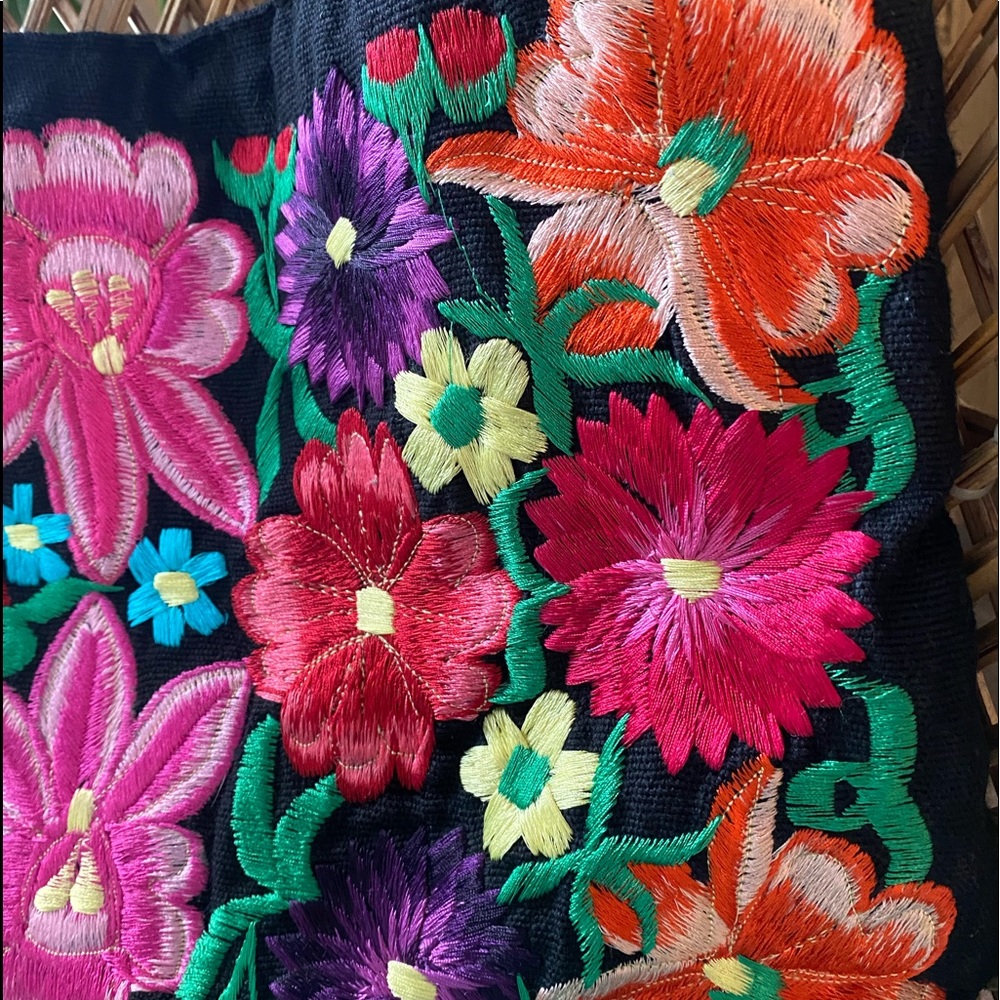 Embroidered purse - Picture 2 of 10